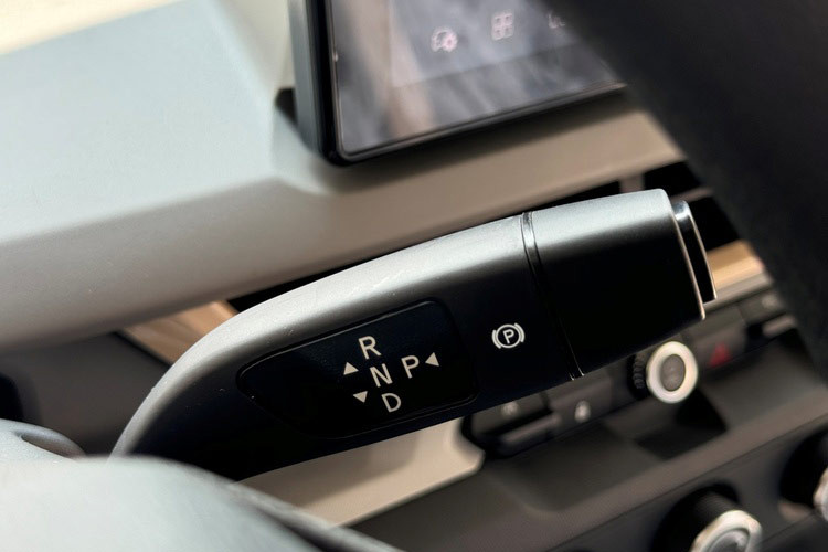 Đặc biệt, màu xanh (Urbant Mint) nằm trong bảng màu Nâng cao cần chi thêm 8 triệu đồng. Như vậy, nếu mua chiếc VF 3 màu xanh vào thời điểm này, khách hàng sẽ cần trả 248 triệu đồng cho xe, 20 triệu cho phí đăng ký biển số tại TP. HCM và 4 triệu cho một số chi phí khác.