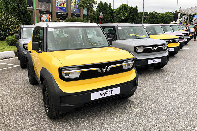 Về an toàn, VinFast VF3 có hệ thống chống bó cứng phanh ABS, hỗ trợ phanh khẩn cấp, kiểm soát lực kéo TCS, hỗ trợ khởi hành ngang dốc, căng đai khẩn cấp ghế trước, tính năng khóa động cơ khi có trộm và 1 túi khí. Xe còn có hỗ trợ đỗ xe phía sau (cảm biến lùi) và camera lùi.