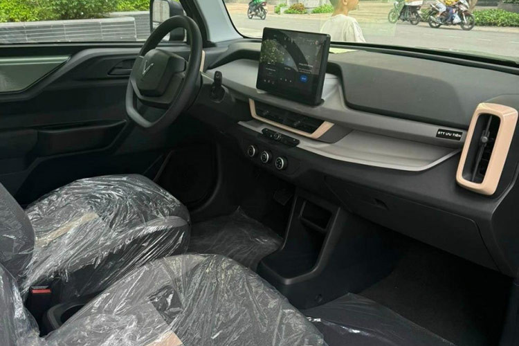 Chiếc VinFast VF3 được chủ nhân tại TP HCM rao bán lại này được chào bán lại với giá 300 triệu đồng, gần chạm ngưỡng giá niêm yết cho thuê pin là 322 triệu đồng, có thể đáp ứng nhu cầu của những khách hàng muốn sở hữu xe ngay lập tức.