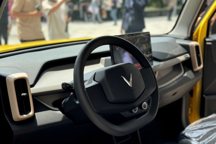 Hiện tại, nếu khách hàng đặt mua mẫu mini SUV này sẽ phải chờ đợi đến năm sau mới có thể nhận xe do lượng đơn đặt hàng đã vượt qua 30.000 chiếc. Trong khi đó, VinFast đã đặt mục tiêu giao ít nhất 20.000 xe VF3 trong năm nay.