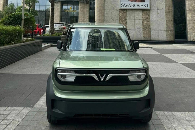 Chỉ một thời gian ngắn sau khi chính thức được bàn giao, xe điện mini VinFast VF3 tại Việt Nam đã bắt đầu xuất hiện trên thị trường chuyển nhượng, thu hút sự quan tâm đặc biệt từ cộng đồng. Theo tham khảo, một chiếc VF3 màu xanh (Urbant Mint) không kèm pin đang được một người dùng tại TP. HCM chào bán với giá khoảng 300 triệu đồng.