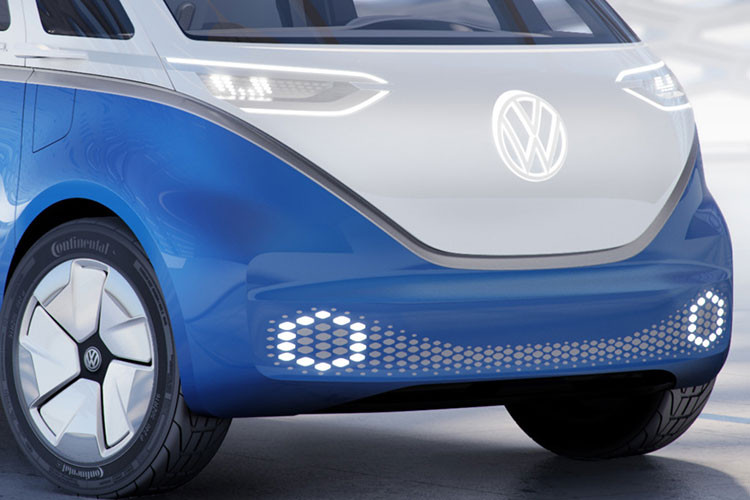 Những tiện ích bao gồm một cụm đèn lớn hơn trên mái xe, hệ thống giá xếp hàng kỹ thuật số có tên Sortimo với khả năng kiểm soát hàng hóa, và nhắc nhở bạn về những món bị thiếu trước khi bạn khởi hành.