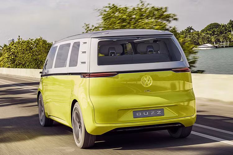 Một cụm pin lithi-ion 48 kWh sẽ là trang bị tiêu chuẩn cho xe, tuy nhiên, người mua còn có thể lựa chọn một cụm pin 111 kWh cho những công việc nặng nhọc hơn. Cả hai cụm pin đều có thể được sạc 80% trong vòng chưa tới 1 giờ từ những điểm sạc điện đặt ở bến xe, trong khi Volkswagen có tầm nhìn xa hơn về hệ thống sạc điện không dây trong tương lai. Cự li di chuyển điện của xe có thể lên tới 500 km.