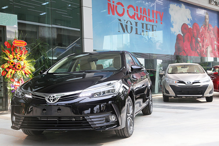 Bên cạnh đó, 2 mẫu sedan còn lại của hãng là Toyota Corolla Altis và Camry cũng nhận được mức giảm giá từ 15 – 30 triệu đồng tại các đại lý chính hãng. Đối với Toyota Corolla Altis, mức giảm từ 15 – 20 triệu đồng và Camry là 25 – 30 triệu đồng tùy từng phiên bản.