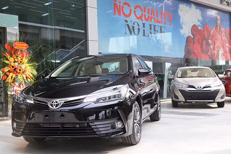 Bên cạnh đó, 2 mẫu sedan còn lại của hãng là Toyota Corolla Altis và Camry cũng nhận được mức giảm giá từ 15 – 30 triệu đồng tại các đại lý chính hãng. Đối với Toyota Corolla Altis, mức giảm từ 15 – 20 triệu đồng và Camry là 25 – 30 triệu đồng tùy từng phiên bản.