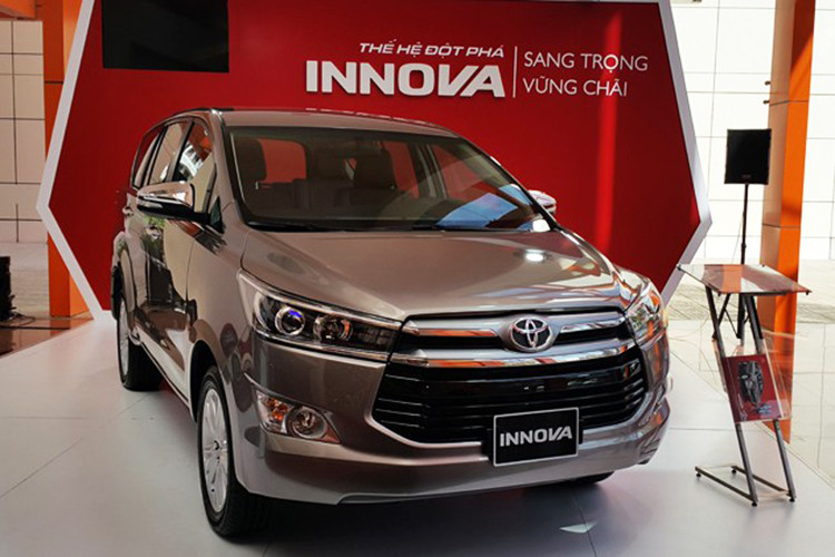 Trong đó, Innova V cao cấp nhất và G được giảm giá 10 triệu đồng. Còn phiên bản E số sàn được giảm giá cao hơn lên tới 30 triệu đồng. Phiên bản Innova Venturer cũng nhận được giảm giá từ phía đại lý là 20 triệu đồng.