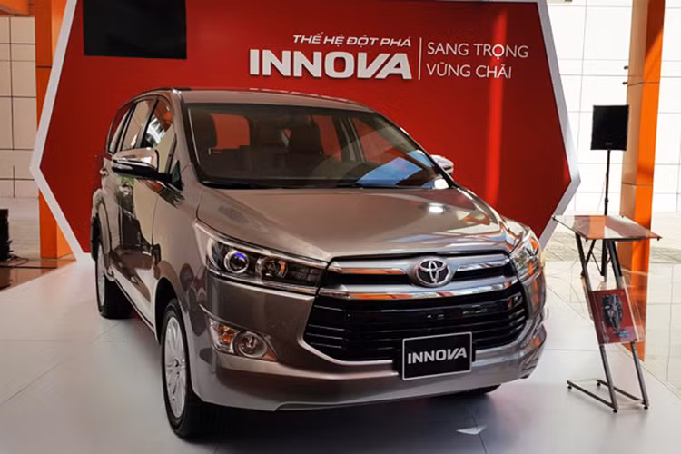 Trong đó, Innova V cao cấp nhất và G được giảm giá 10 triệu đồng. Còn phiên bản E số sàn được giảm giá cao hơn lên tới 30 triệu đồng. Phiên bản Innova Venturer cũng nhận được giảm giá từ phía đại lý là 20 triệu đồng.