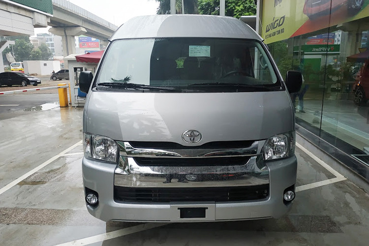 Không chỉ xe lắp ráp Toyota được giảm giá, mẫu xe 16 chỗ nhập khẩu Toyota Hiace cũng nhận được ưu đãi giảm giá từ đại lý lên tới 30 triệu đồng, giúp giá bán mẫu xe này trên thực tế chỉ còn 969 triệu đồng.