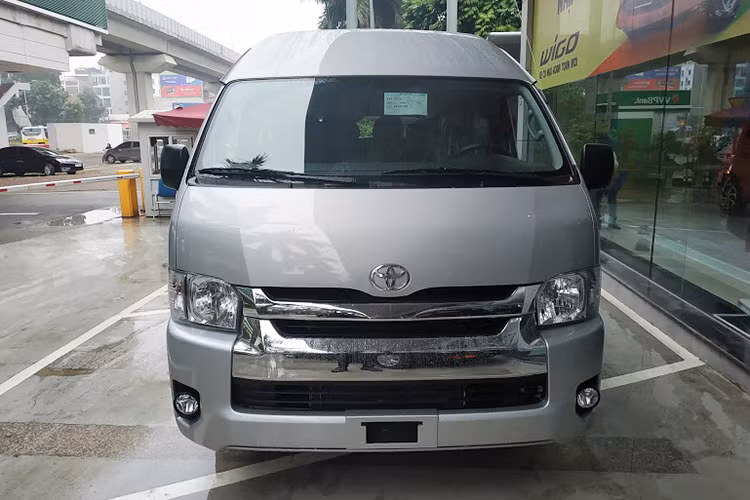 Không chỉ xe lắp ráp Toyota được giảm giá, mẫu xe 16 chỗ nhập khẩu Toyota Hiace cũng nhận được ưu đãi giảm giá từ đại lý lên tới 30 triệu đồng, giúp giá bán mẫu xe này trên thực tế chỉ còn 969 triệu đồng.