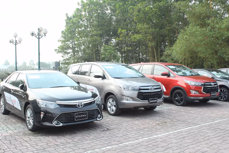 Trong tháng 1/2019, giá bán niêm yết của các mẫu xe Toyota không có gì thay đổi so với tháng trước. Tuy nhiên, một vài mẫu xe Toyota được đại lý ưu đãi giảm giá, cao nhất lên tới 30 triệu đồng để lấy doanh số.