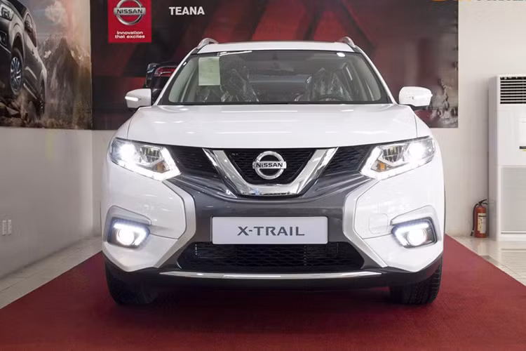 Đầu tiên trong cuộc đua giảm giá xe Tết là thương hiệu Nissan Việt Nam, hãng xe này mới đây đã ra thông báo điều chỉnh giá bán 2 mẫu xe lắp ráp của mình là X-Trail và Sunny. Theo đó, cả 2 mẫu xe đều được giảm giá ngay đầu năm 2019. Mức giảm sâu nhất thuộc về cả 2 phiên bản X-Trail mới V-Series với mức 30 triệu đồng.
