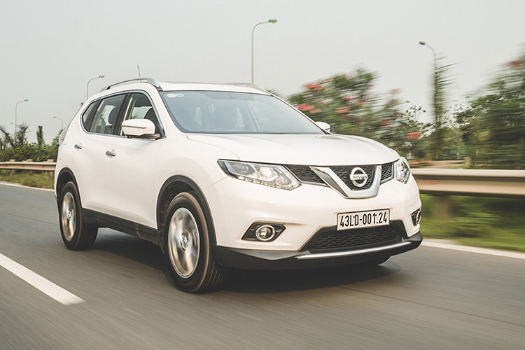 Những phiên bản của Nissan X-Trail mới còn lại được điều chỉnh giảm 20 triệu đồng. Việc điều chỉnh giá bán này khiến giá X-Trail tại thị trường Việt Nam có mức khởi điểm từ 956 triệu đồng, phiên bản cao cấp nhất có giá 1.053 triệu đồng. Tuy giảm giá nhưng so với các đối thủ (trừ Honda CR-V), Nissan X-Trail vẫn có giá bán ở mức cao.