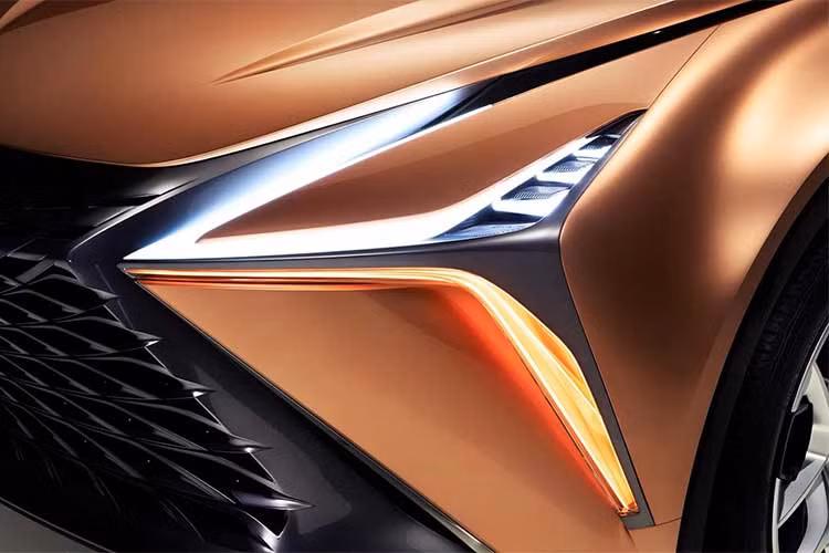 Những góc cạnh của họa tiết trên lưới tản nhiệt được sắp xếp tạo ra cảm giác như các mạ kim loại đặt trong từ trường của nam châm. Thêm vào đó, thay vì mạ chrome thông thường, lưới tản nhiệt được thiết kế thêm cụm đèn LED chạy dọc bao quanh, tạo nên sự kết hợp giữa ánh sáng và kim loại nổi bật gợi lên hình ảnh như đang chào khách hàng.