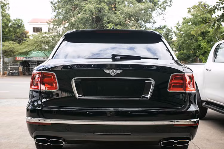 SUV siêu sang Bentley Bentayga của doanh nhân quận 12 tại Sài Gòn còn thuộc phiên bản kỷ niệm 100 năm ngày ra đời của hãng xe Bentley. Điều này thể hiện rõ nhất qua việc logo Bentley có thêm đường viền vàng và ký hiệu 1919-2019 như dấu hiệu nhận biết đây là chiếc Bentley Bentayga sản xuất trong năm 2019.
