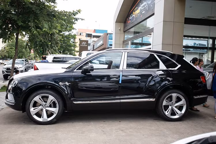 Chính vì vậy, các thông số hiệu năng của Bentayga V8 vẫn khá ấn tượng: chiếc xe chỉ mất 4,5 giây để tăng tốc từ 0-100km/h và đạt tốc độ tối đa 290km/h - chỉ Bentayga W12 thua 0,4 giây và 10km/h. Để giúp người lái kiểm soát chiếc xe hiệu quả hơn, Bentley đã trang bị cho Bentayga V8 hệ thống treo chủ động với nguồn điện 48V và các đĩa phanh gốm-carbon.