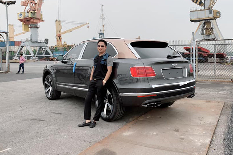 Điều thú vị nhất chính là việc mẫu SUV siêu sang Bentley Bentayga của doanh nhân quận 12 mới tậu lại thuộc phiên bản V8. Như vậy, đây cũng chính là chiếc Bentley Bentayga V8 đầu tiên có mặt tại Việt Nam. Điểm khác biệt dễ nhận ra nhất giữa chiếc SUV siêu sang Bentley Bentayga V8 đầu tiên có mặt tại Việt Nam so với những chiếc còn lại.