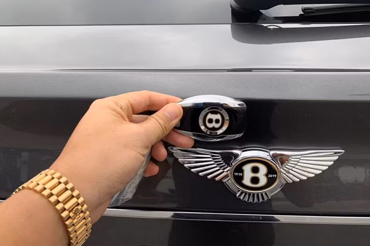 Một lợi thế khác của SUV siêu sang Bentley Bentayga khi mang động cơ V8 sẽ được hưởng thuế tốt hơn so với phiên bản W12. Hiện chưa rõ mức giá bán của chiếc Bentley Bentayga V8 đầu tiên có mặt tại Việt Nam, chỉ biết rằng, Bentley Bentayga W12 chính hãng trước đó được bán với giá từ 20 tỷ đồng.