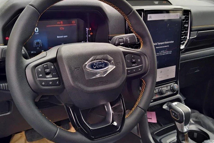 Bên trong khoang nội thất có thêm ổ cắm AC 400 walt. So với các đối thủ, Ford Ranger 2023 tỏ rõ ưu thế khi so sánh về nội thất. Các trang bị gồm: Đồng hồ Full-LCD kích thước 12,4 inch, màn hình giải trí trung tâm đặt dọc kích thước từ 10,1 - 12 inch, hệ thống giải trí SYNC 4.