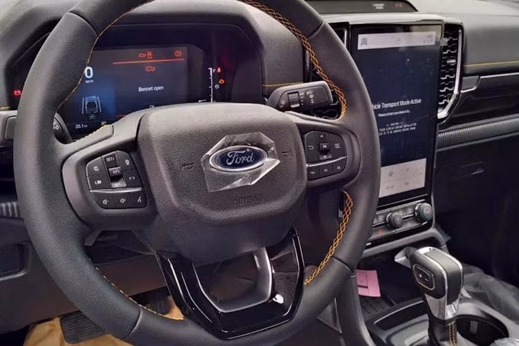 Bên trong khoang nội thất có thêm ổ cắm AC 400 walt. So với các đối thủ, Ford Ranger 2023 tỏ rõ ưu thế khi so sánh về nội thất. Các trang bị gồm: Đồng hồ Full-LCD kích thước 12,4 inch, màn hình giải trí trung tâm đặt dọc kích thước từ 10,1 - 12 inch, hệ thống giải trí SYNC 4.