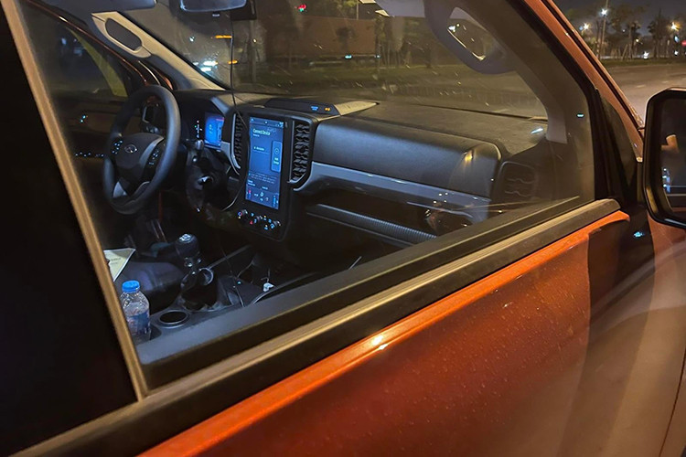 So với thế hệ cũ, Ford Ranger 2023 có sự thay đổi mạnh mẽ. Nhiều chi tiết khiến người dùng nghĩ ngay đến Maverick và F-150 thế hệ mới. Cụm đèn hình chữ C ban ngày. Thùng chở hàng lớn hơn nhờ tăng thêm 50 mm chiều rộng và tăng thêm 50 mm trục dài cơ sở.