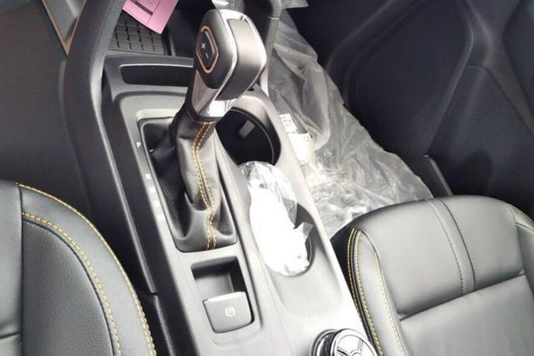 Đặc biệt, khi kích hợp xe chạy chế độ off-road, màn hình trung tâm sẽ cung cấp các thông tin liên quan đến cỗ máy vận hành. Bảng táp-lô thiết kế hiện đại. Xe trang bị hốc gió điều hòa đậm phong cách. Cụm điều khiển trung tâm được cải tiến theo hướng gọn gàng. Vô lăng bọc da, phanh tay điện tử.