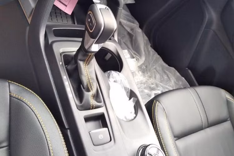 Đặc biệt, khi kích hợp xe chạy chế độ off-road, màn hình trung tâm sẽ cung cấp các thông tin liên quan đến cỗ máy vận hành. Bảng táp-lô thiết kế hiện đại. Xe trang bị hốc gió điều hòa đậm phong cách. Cụm điều khiển trung tâm được cải tiến theo hướng gọn gàng. Vô lăng bọc da, phanh tay điện tử.