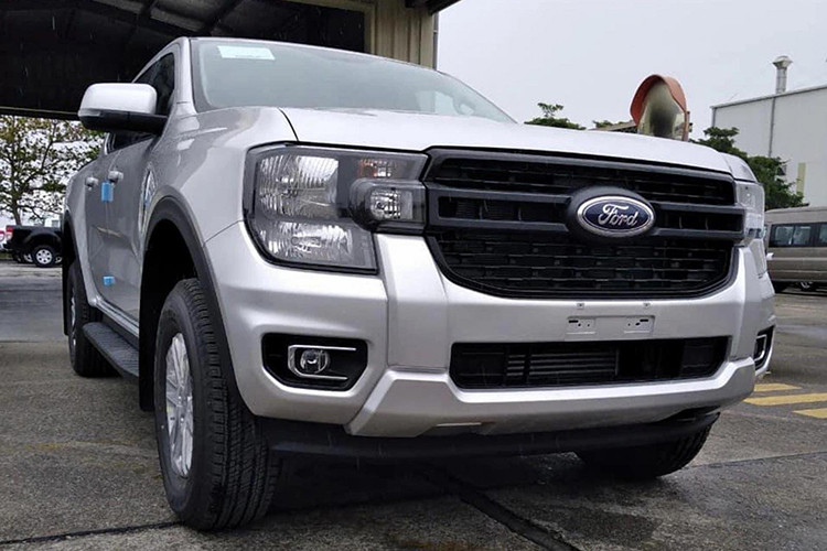 Những hình ảnh về mẫu xe bán tải Ford Ranger 2023 mới dành cho thị trường Việt Nam đã được các trang mạng xã hội đăng tải. Bối cảnh chụp hình là khuôn viên nhà máy Ford Hải Dương. Chiếc xe không được bao bọc bởi bất kỳ lớp ngụy trang nào.
