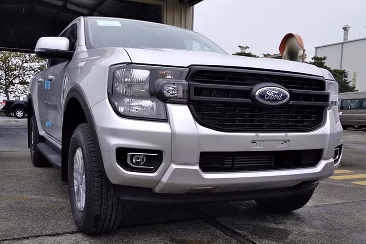 Những hình ảnh về mẫu xe bán tải Ford Ranger 2023 mới dành cho thị trường Việt Nam đã được các trang mạng xã hội đăng tải. Bối cảnh chụp hình là khuôn viên nhà máy Ford Hải Dương. Chiếc xe không được bao bọc bởi bất kỳ lớp ngụy trang nào.