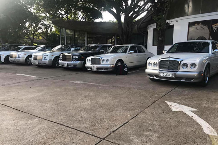 Bức ảnh khác cho thấy một dàn xe Range Rover và Toyota Land Cruiser đời cũ cùng mang màu trắng và độ lại ống thở của Safari. Thông tin ban đầu cho hay, chỉ một số khách hàng VIP được tập đoàn Trung Nguyên mời đến tham quan tại khu du lịch sinh thái địa đàng M'Đrak. Nơi đây có vẻ như chưa mở cửa rộng rãi cho các khách tham quan.