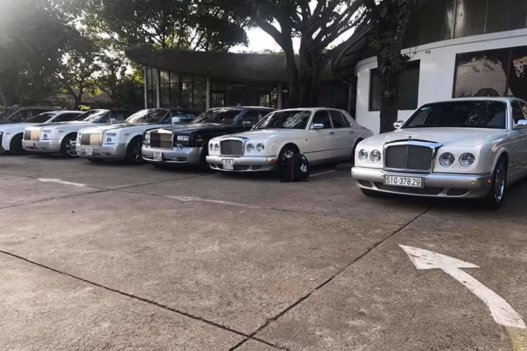 Bức ảnh khác cho thấy một dàn xe Range Rover và Toyota Land Cruiser đời cũ cùng mang màu trắng và độ lại ống thở của Safari. Thông tin ban đầu cho hay, chỉ một số khách hàng VIP được tập đoàn Trung Nguyên mời đến tham quan tại khu du lịch sinh thái địa đàng M'Đrak. Nơi đây có vẻ như chưa mở cửa rộng rãi cho các khách tham quan.