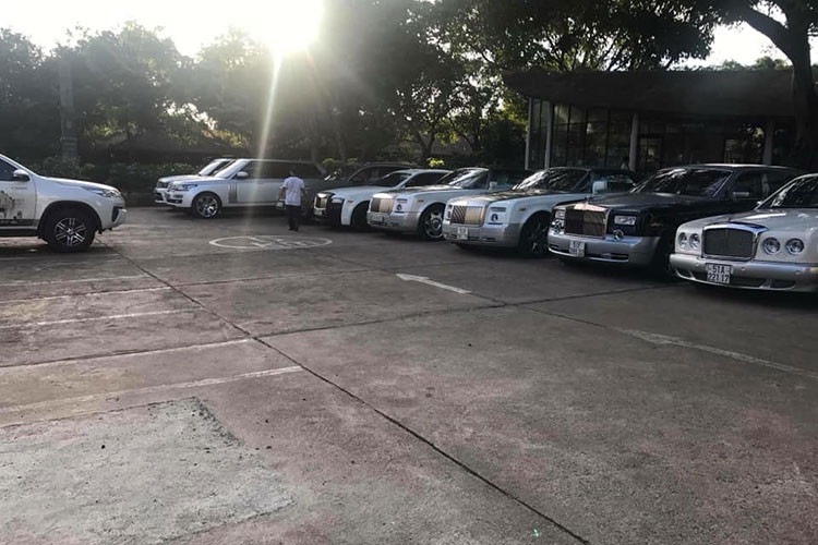 Trong số 4 chiếc Mercedes-Benz G-Glass đắt tiền lộ ảnh xuất hiện tại bản doanh toàn xe "khủng" của Chủ tịch Trung Nguyên tại vùng núi hẻo lánh M'Đrắk không có sự góp mặt của chiếc Mercedes-Benz G63 AMG độ nội thất siêu sang của ông Đặng Lê Nguyên Vũ. Toàn bộ 5 chiếc Mercedes-Benz G-Glass đều có ống thở.