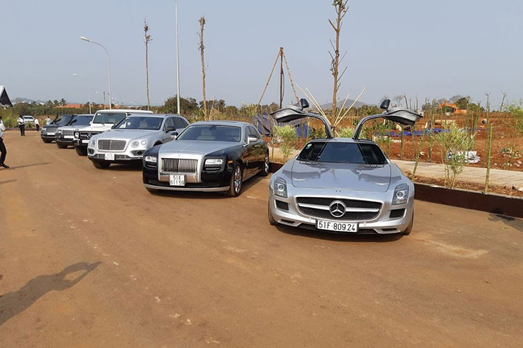 Trước đó vào đầu năm 2018, Chủ tịch Trung Nguyên từng cho trưng bày một phần bộ sưu tập siêu xe, xe siêu sang và SUV của mình ở Buôn Ma Thuột để chuẩn bị cho dự án khu du lịch sinh thái địa đàng M'Đrak.