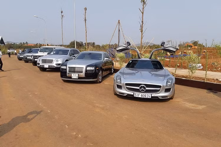 Trước đó vào đầu năm 2018, Chủ tịch Trung Nguyên từng cho trưng bày một phần bộ sưu tập siêu xe, xe siêu sang và SUV của mình ở Buôn Ma Thuột để chuẩn bị cho dự án khu du lịch sinh thái địa đàng M'Đrak.