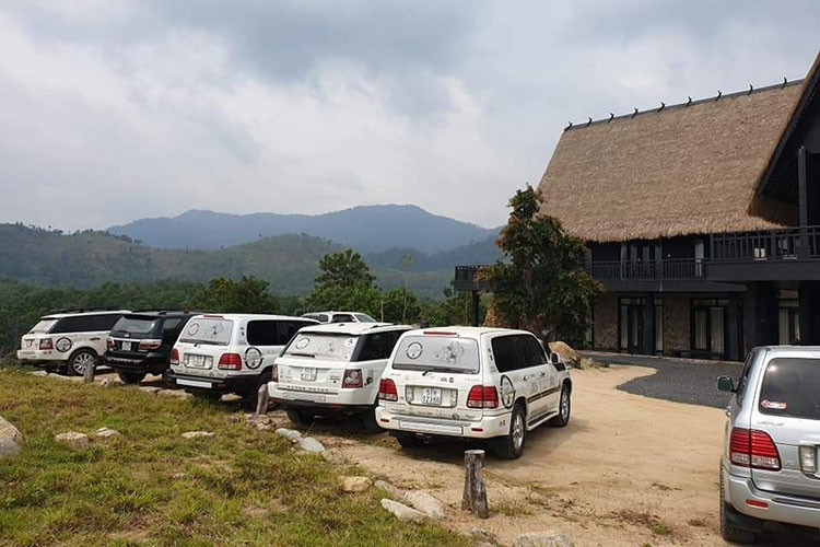 Những bức ảnh tại đây cho thấy sự xuất hiện của bộ sưu tập xe ông Đặng Lê Nguyên Vũ. Những hình ảnh này cho thấy Chủ tịch Trung Nguyên sở hữu không dưới 60 chiếc SUV hạng sang của các thương hiệu như Range Rover, Lexus, Mercedes-Benz G-Glass, Ford F-150 hay cả các mẫu xe siêu sang Bentley và một chiếc xe thể thao Porsche xuất hiện.