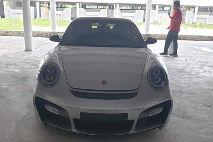 Có thể thấy, những bức ảnh chụp lại đại bản doanh toàn xe "khủng" của Chủ tịch Trung Nguyên cũng cho thấy có vài chiếc xe "mất tích" lâu nay đã về tay của ông Đặng Lê Nguyên Vũ như Bentley Continental SuperSports, vài chiếc Mercedes-Benz G55 và Mercedes-Benz G63 AMG, hay cả Porsche 911 Carrera độ TechArt độc nhất Việt Nam.