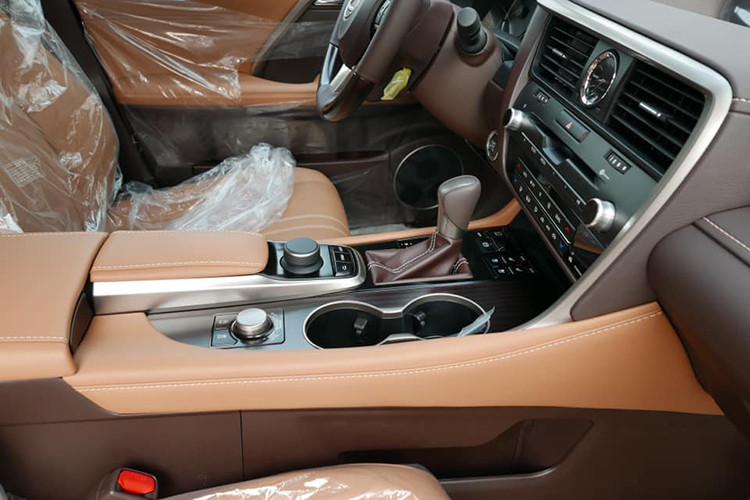 Bên trong xe sở hữu vô lăng bọc da tích hợp các nút điều khiển, màn hình hiển thị TFT 4,2 inch đi kèm màn hình giải trí 8 inch với đầu DVD, kết nối Bluetooth, radio AM/FM, DVD, USB… Dàn âm thanh 12 loa Lexus Premium tiêu chuẩn của RX 300 2019 có chất lượng tái tạo hiệu ứng vòm không thua kém là bao so với dàn 15 loa Mark Levinson trên RX 350.