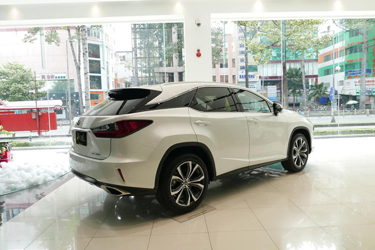 Các tiện ích nổi bật trên Lexus RX 300 2019 mới bao gồm: hệ thống đèn định vị hình chữ L, bộ mâm hợp kim 20 inch dạng 5 chấu kép, bộ lốp 235/55R20, cụm ống xả kép được ốp chrome, chìa khoá thông minh,