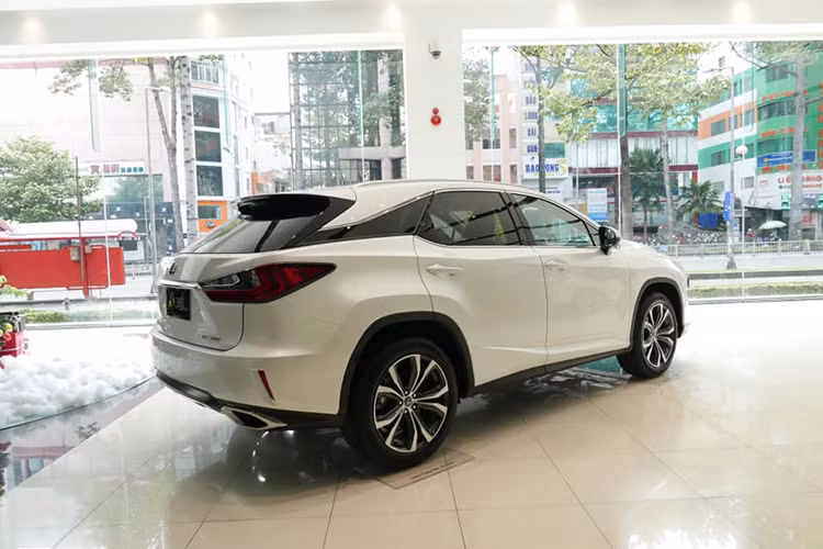 Các tiện ích nổi bật trên Lexus RX 300 2019 mới bao gồm: hệ thống đèn định vị hình chữ L, bộ mâm hợp kim 20 inch dạng 5 chấu kép, bộ lốp 235/55R20, cụm ống xả kép được ốp chrome, chìa khoá thông minh,