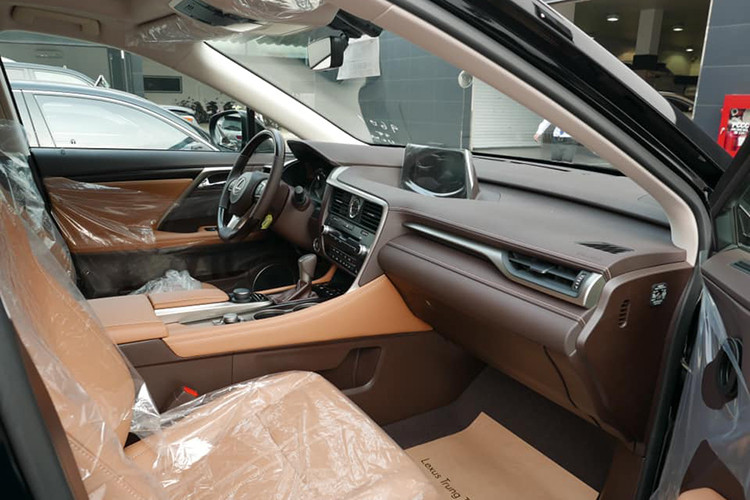 Các công nghệ hỗ trợ an toàn trên RX 300 2019 gồm chống bó cứng phanh (ABS), cân bằng điện tử (VSC), kiểm soát độ bám đường chống trượt (TRC), hỗ trợ khởi hành ngang dốc (HAS), camera lùi và cảm biến đỗ xe. Xe cũng có hệ thống treo thích ứng (AVS). Như vậy, so với RX 350 thì RX 300 2019 chỉ thiếu camera 360 độ và màn hình hiển thị thông tin trên kính chắn gió HUD.