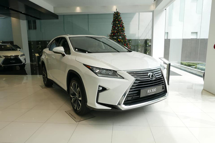 Phiên bản nâng cấp của mẫu xe RX 200t có tên mới là Lexus RX 300 mới. Xe được giữ nguyên động cơ và hộp số nhưng được bổ sung thêm nhiều tiện ích và đặc biệt là có giá xe Lexus RX 300 niêm yết chính hãng chỉ 3,04 tỷ đồng, tức là rẻ hơn trước đây 20 triệu đồng.