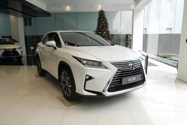 Phiên bản nâng cấp của mẫu xe RX 200t có tên mới là Lexus RX 300 mới. Xe được giữ nguyên động cơ và hộp số nhưng được bổ sung thêm nhiều tiện ích và đặc biệt là có giá xe Lexus RX 300 niêm yết chính hãng chỉ 3,04 tỷ đồng, tức là rẻ hơn trước đây 20 triệu đồng.