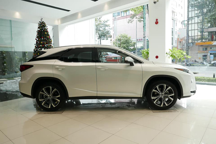 So với RX 200t đời cũ thì RX 300 2019 nay đã được cải tiến với hệ thống đèn chiếu sáng phía trước giống hệt RX 350: đèn pha 3 bóng LED được sắp xếp tuần tự đẹp mắt, hơn hẳn dạng 1 bóng Bi-LED tương đối đơn giản của RX 200t. Lexus RX 300 2019 còn được bổ sung hệ thống cảnh báo vượt BSM (cảnh báo điểm mù).