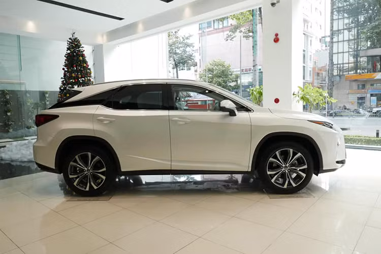 So với RX 200t đời cũ thì RX 300 2019 nay đã được cải tiến với hệ thống đèn chiếu sáng phía trước giống hệt RX 350: đèn pha 3 bóng LED được sắp xếp tuần tự đẹp mắt, hơn hẳn dạng 1 bóng Bi-LED tương đối đơn giản của RX 200t. Lexus RX 300 2019 còn được bổ sung hệ thống cảnh báo vượt BSM (cảnh báo điểm mù).