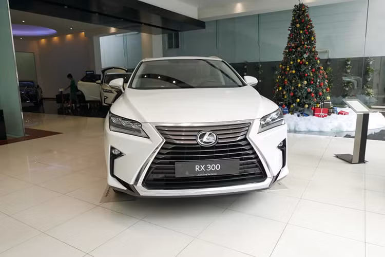 So với bản RX 350 dùng động cơ V6 3.5L thì động cơ của RX 300 chỉ thua kém 60 mã lực, nhưng có khả năng sử dụng nhiên liệu hiệu quả hơn đáng kể với lượng tiêu thụ chỉ vào khoảng 8,5 lít/100 km.