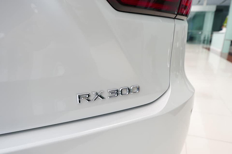 Các trang bị khác bao gồm; cảm biến gạt mưa tự động, cửa sổ trời, gương chiếu hậu chỉnh điện với tính năng nhớ vị trí, gương chiếu hậu bên trong chống chói, ghế da cao cấp chỉnh điện 14 hướng với tính năng làm mát, hàng ghế sau chỉnh điện với khả năng gập 40/20/40 và có thể gập phẳng hoàn toàn…