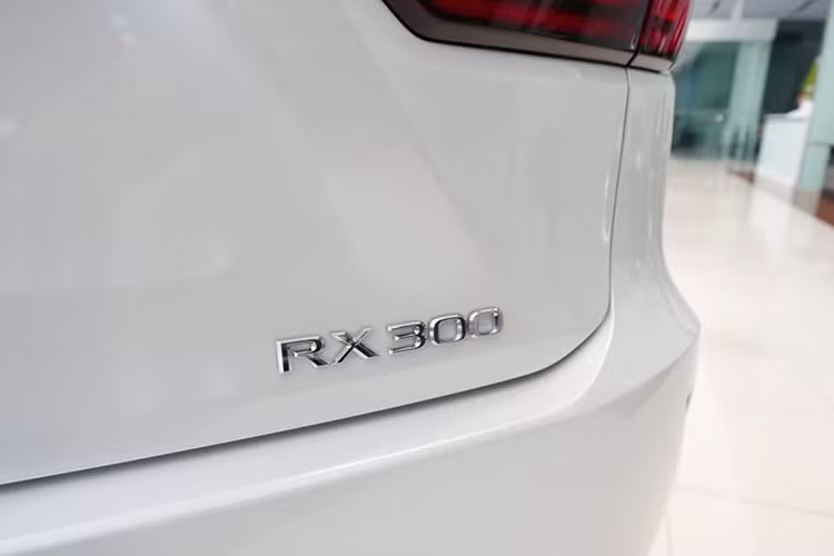 Các trang bị khác bao gồm; cảm biến gạt mưa tự động, cửa sổ trời, gương chiếu hậu chỉnh điện với tính năng nhớ vị trí, gương chiếu hậu bên trong chống chói, ghế da cao cấp chỉnh điện 14 hướng với tính năng làm mát, hàng ghế sau chỉnh điện với khả năng gập 40/20/40 và có thể gập phẳng hoàn toàn…