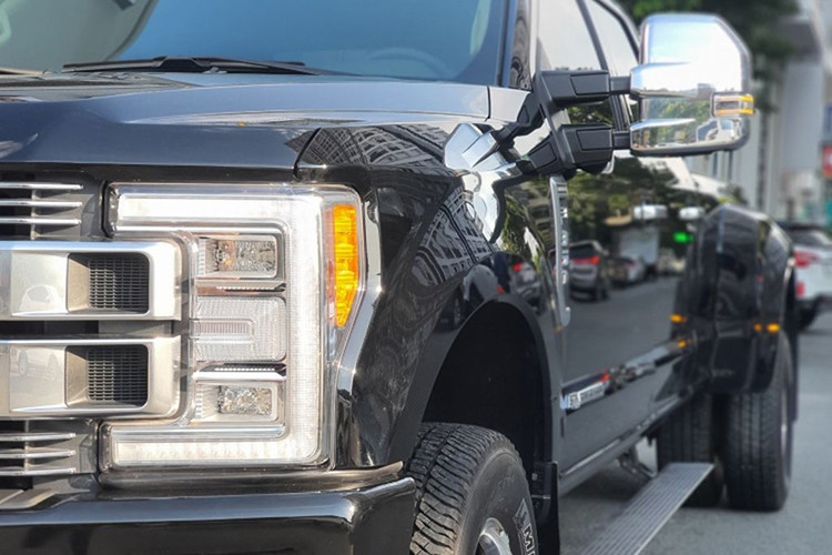 Số ODO lăn bánh của siêu bán tải của Ford F-350 Super Duty Limited Crew Cab không được người bán tiết lộ nhưng nhìn qua, tổng thể xe vẫn cho cảm quan tốt về mặt thẩm mỹ, cũng như chất lượng sau gần 6 năm sử dụng. Xe sở hữu tấm lưới tản nhiệt trung tâm nổi bật với hai thanh crôm cỡ lớn, hai bên là các cụm đèn pha full LED hiện đại.