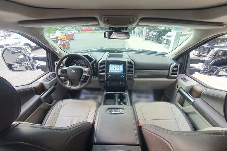 "Siêu bán tải Mỹ" còn gây ấn tượng nhờ khoang cabin sang trọng và đẳng cấp bên trong, không thua kém những chiếc xe chở khách đắt tiền trên thị trường. Cụ thể, Ford F-350 Super Duty Limited Crew Cab tự hào với bảng táp-lô, ghế ngồi, các tựa tay cùng nhiều chi tiết khác được bọc trong da cao cấp...