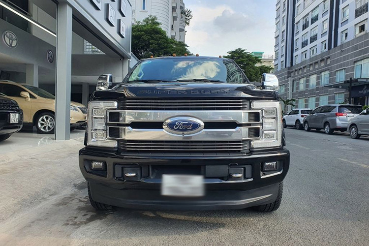 Ford F-350 Super Duty Limited Crew Cab khá to lớn, cồng kềnh và hiếm khi lộ diện trên đường. Chiếc xe có lẽ không phù hợp với mật độ giao thông Hà Nội nếu chủ xe muốn sử dụng hàng ngày. Chiều dài xấp xỉ 7m sẽ là trở ngại lớn cho tài xế mỗi khi di chuyển trong phố đông.