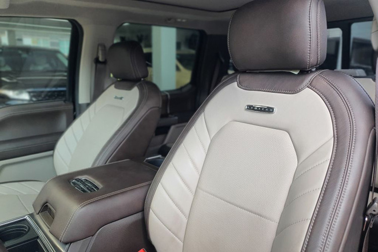 Xe được trang bị động cơ dầu diesel tăng áp Power Stroke V8 6,7 lít sản sinh ra công suất 440 mã lực và 1.254Nm mô-men xoắn ở 1.800 vòng/phút vô cùng ấn tượng. Sức mạnh của xe được gửi đến các bánh xe thông qua hộp số tự động 6 cấp, xe có lực kéo lên tới hơn 14 tấn.